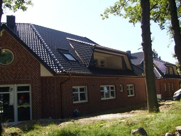 Klinkerbau mit Gauben und Rundfenster