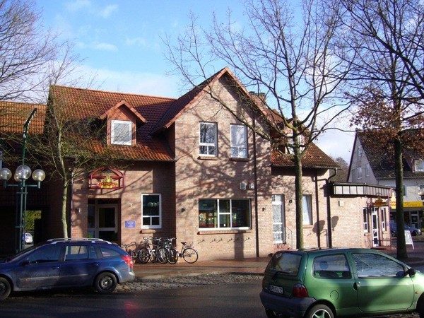 Wohn- und Geschäftshaus mit Ladenlokal an der Straße