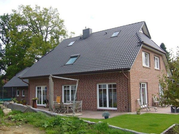 Klinkerhaus mit Dachfenstern und Terrasse im Garten