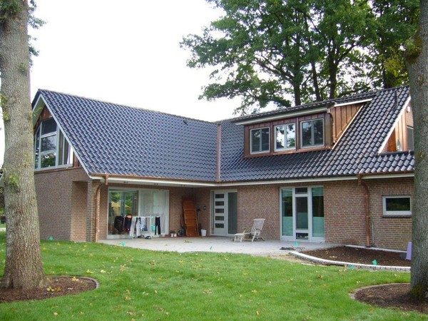 Wohnhaus mit Anbau und großer Rasenfläche